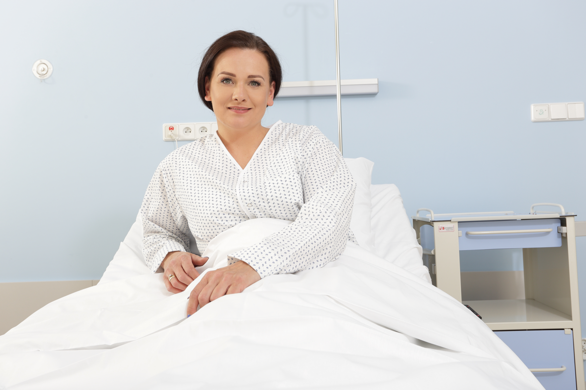 Hospital bed linen, blankets: Poszwa, Poszewka, Prześcieradło.